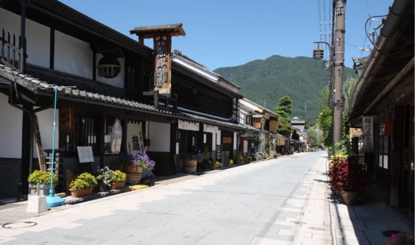 The castle town centered around Ueda Castle